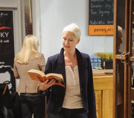 Author reading on Romana Štryncl´s exhibition; Photo by Tomáš Picka
