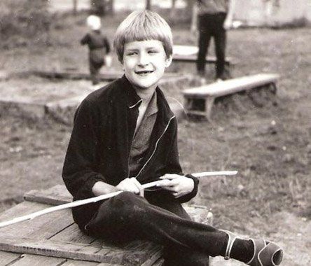 Tahle fotka je zde schválně, aby všichni viděli, že se neberu zas až tak moc vážně. Krom apartních tepláčků si povšimněte i jedinečných sandálků. Uf, to byla doba.