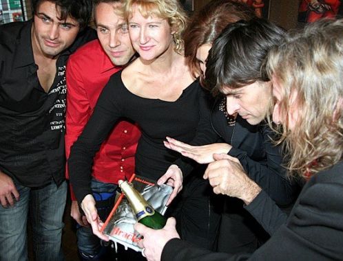 Křest Hračky - spisovatelka Sylva Lauerová a kmotři knihy: Mirek Šimůnek, Roman Vojtek, Ilona Csáková, Zdeněk Podhůrský, Pepa Vojtek (foto: Klára Smílková)