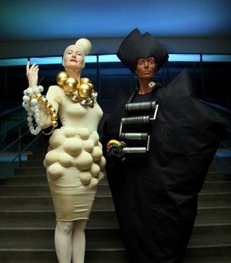 Scénická performance ŠACH MAT - Bílá královna: Sylva Lauerová a Černá královna: OLO (foto: Klára Smílková)