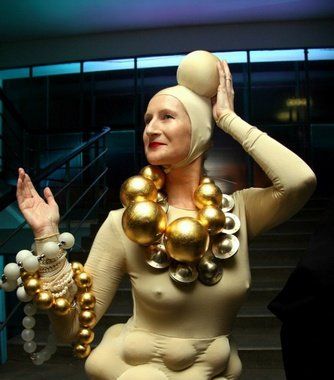 Scénická performance ŠACH MAT - Sylva Lauerová alias Bílá Královna (foto: Klára Smílková)