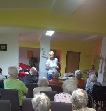 Sylva Lauerová recituje pro Domov Slunce