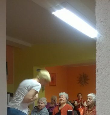 Sylva Lauerová recituje pro Domov Slunce