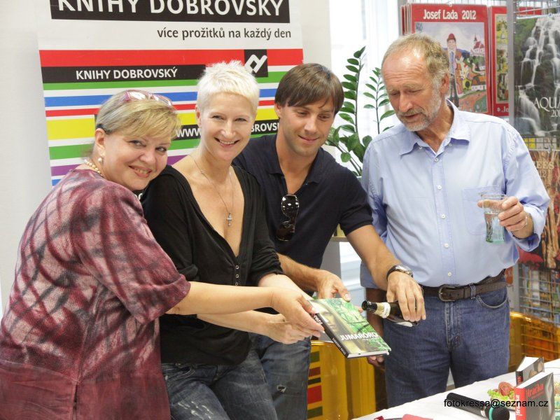 Křest románu Jumaroro Brno  - Marcela Vandrová, Sylva Lauerová a Roman Vojtek. Foto. František Kressa