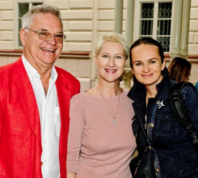 Sylva Lauerová s manželem a fotografkou Lenkou Hatašovou; MFF Karlovy Vary 2012; foto archiv