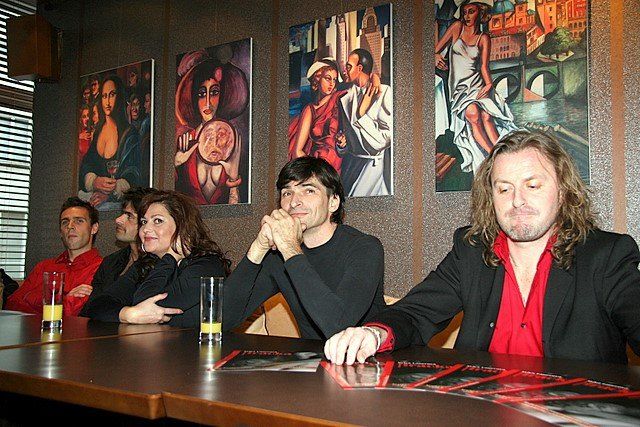 Křest Hračky - kmotři knihy: Roman Vojtek, Mirek Šimůnek, Ilona Csáková, Zdeněk Podhůrský, Pepa Vojtek (foto: Klára Smílková)