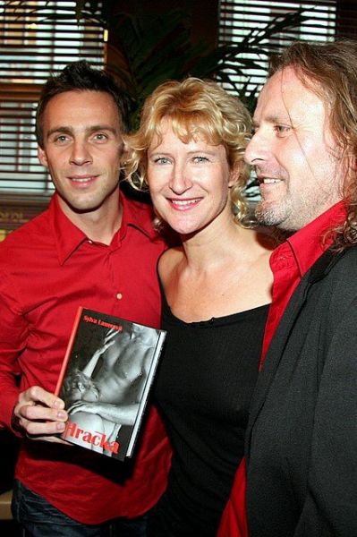 Křest Hračky - spisovatelka Sylva Lauerová s Romanem Vojtkem a Pepou Vojtkem (foto: Klára Smílková)