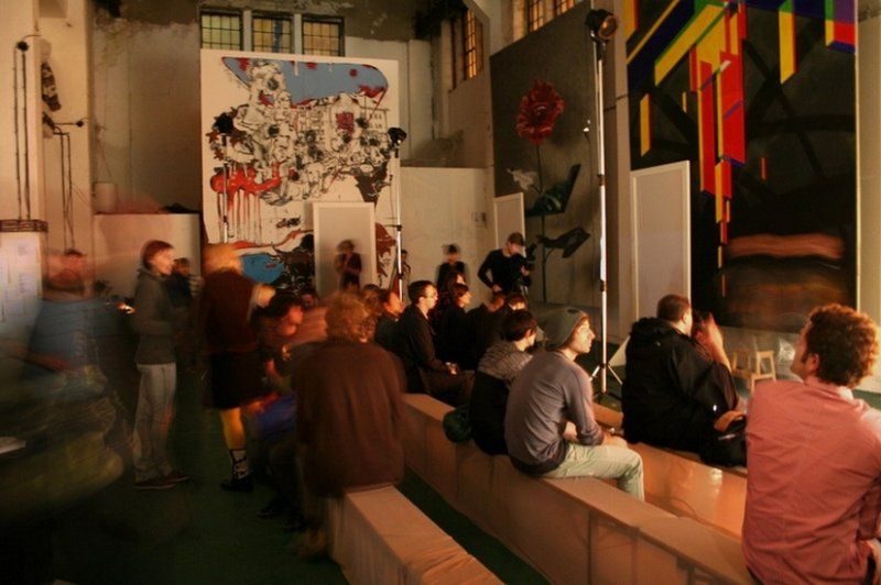 Designblok '09 - obrazy umístěné v Trafačce úžasně posloužily jako součást show...
