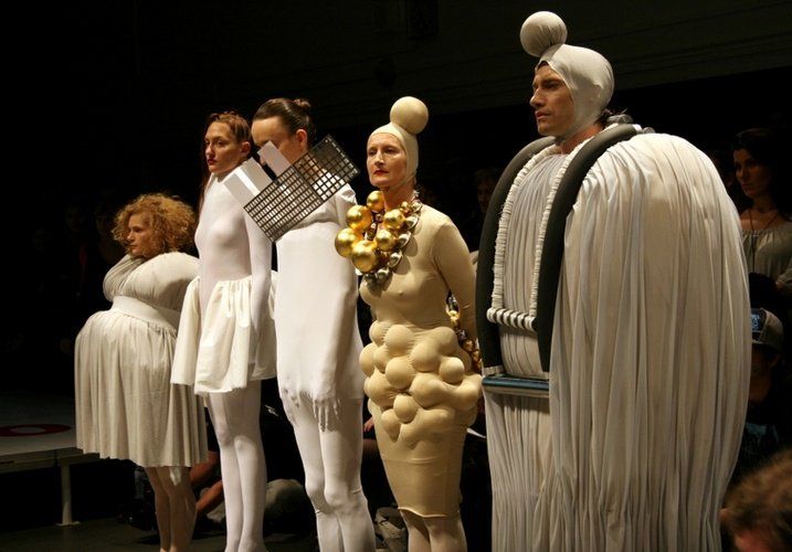 Scénická performance ŠACH MAT - bílé figury. Sylva Lauerová: Bílá Královna (foto: Klára Smílková)