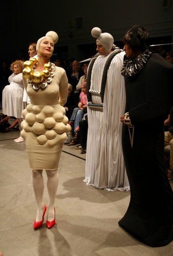 Scénická performance ŠACH MAT - Sylva Lauerová alias Bílá Královna (foto: Klára Smílková)