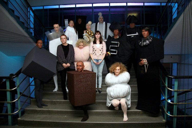 Scénická performance ŠACH MAT - jednotlivé figury spolu s návrhářkami Danou Bezděkovou a Zuzanou Kubíčkovou (foto: Klára Smílková)