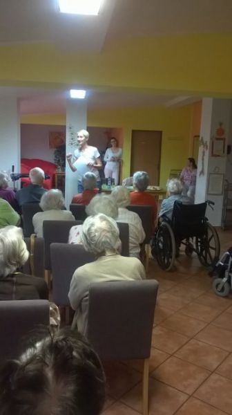 Sylva Lauerová recituje pro Domov Slunce