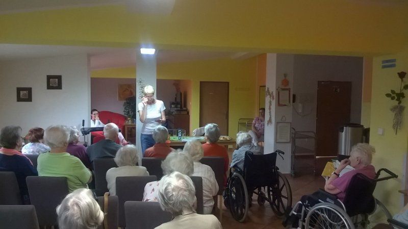 Sylva Lauerová recituje pro Domov Slunce