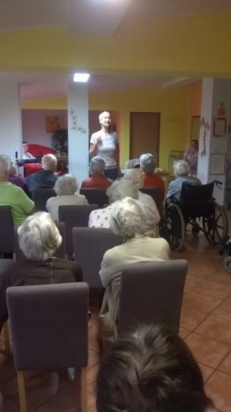 Sylva Lauerová recituje pro Domov Slunce