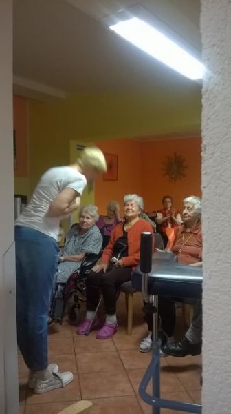 Sylva Lauerová recituje pro Domov Slunce