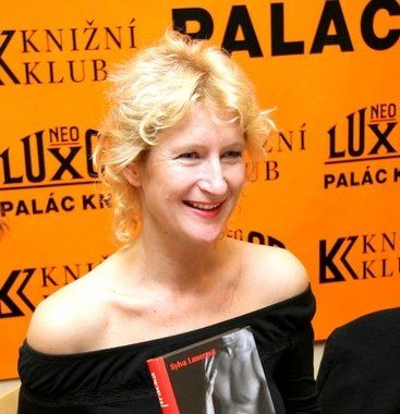 Hračka - autogramiáda NeoLUXOR Praha - spisovatelka Sylva Lauerová (foto: Klára Smílková)