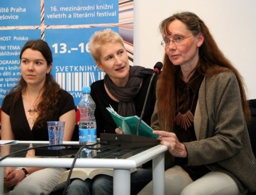 Královny slz a ostružin - autorská čtení, Svět knihy 2010 Praha (14.5.2010) (foto Klára Smílková) / zleva: Magdaléna Rysová, Sylva Lauerová, Ingrid Hanušová