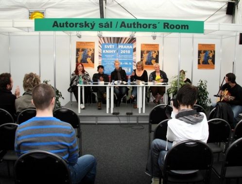 Královny slz a ostružin - autorská čtení, Svět knihy 2010 Praha (16.5.2010) (foto Klára Smílková) / zleva: Zora Šimůnková, Jana Jirásková, Sylva Lauerová, Kateřina Pokorná, Johanna Lee Fialová, Eva Košinská