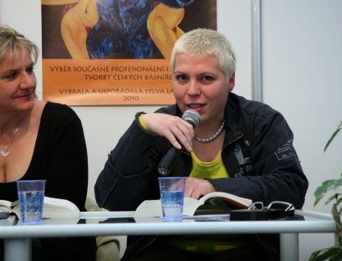 Královny slz a ostružin - autorská čtení, Svět knihy 2010 Praha (16.5.2010) (foto Klára Smílková) / Kateřina Pokorná, Johanna Lee Fialová