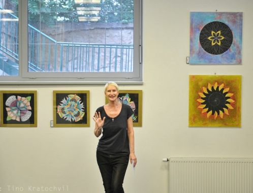 Sylva Lauerová při zahájení výstavy Mandal Kateřiny Petříkové