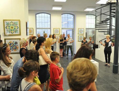 Sylva Lauerová při zahájení výstavy Mandal Kateřiny Petříkové