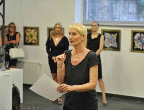 Sylva Lauerová při zahájení výstavy Mandal Kateřiny Petříkové