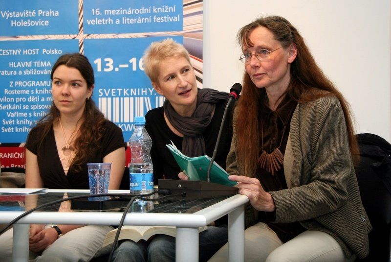 Královny slz a ostružin - autorská čtení, Svět knihy 2010 Praha (14.5.2010) (foto Klára Smílková) / zleva: Magdaléna Rysová, Sylva Lauerová, Ingrid Hanušová