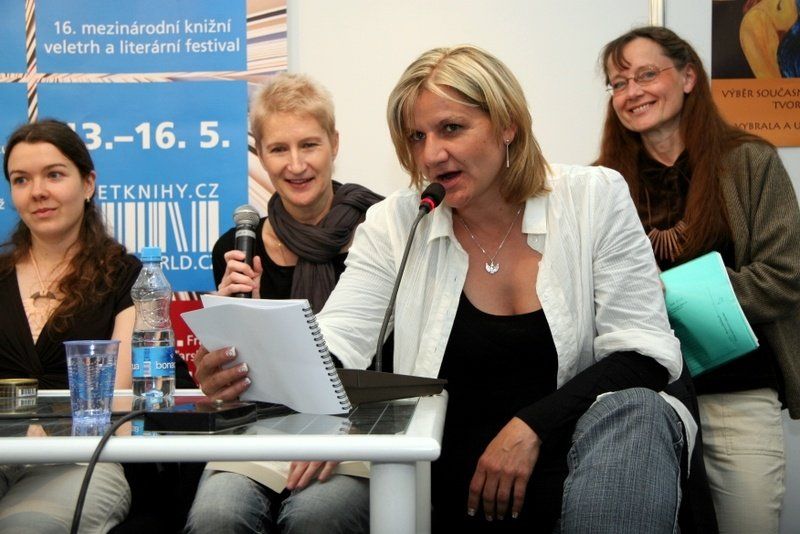 Královny slz a ostružin - autorská čtení, Svět knihy 2010 Praha (14.5.2010) (foto Klára Smílková) / zleva: Magdaléna Rysová, Sylva Lauerová, Kateřina Pokorná, Ingrid Hanušová