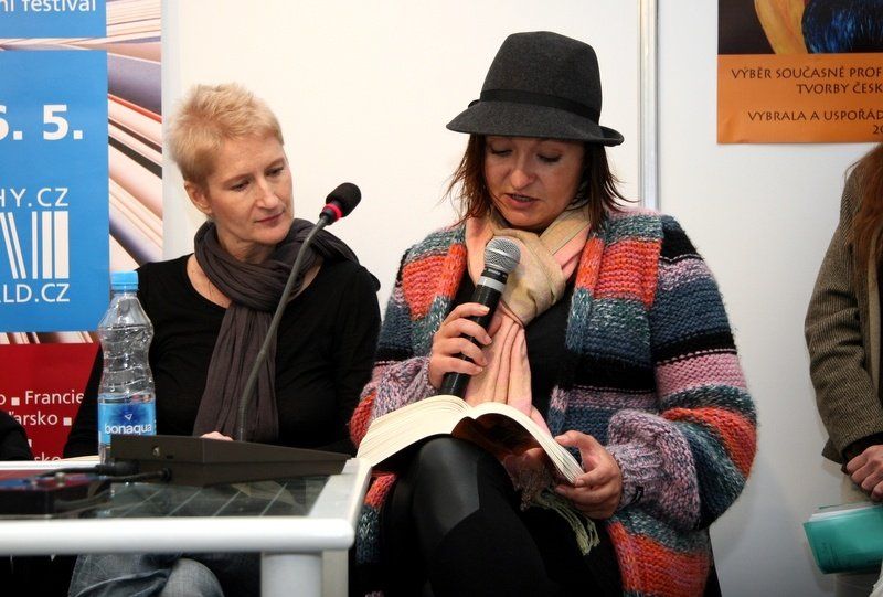 Královny slz a ostružin - autorská čtení, Svět knihy 2010 Praha (14.5.2010) (foto Klára Smílková) / Sylva Lauerová, Alexandra Geislerová Šeflová