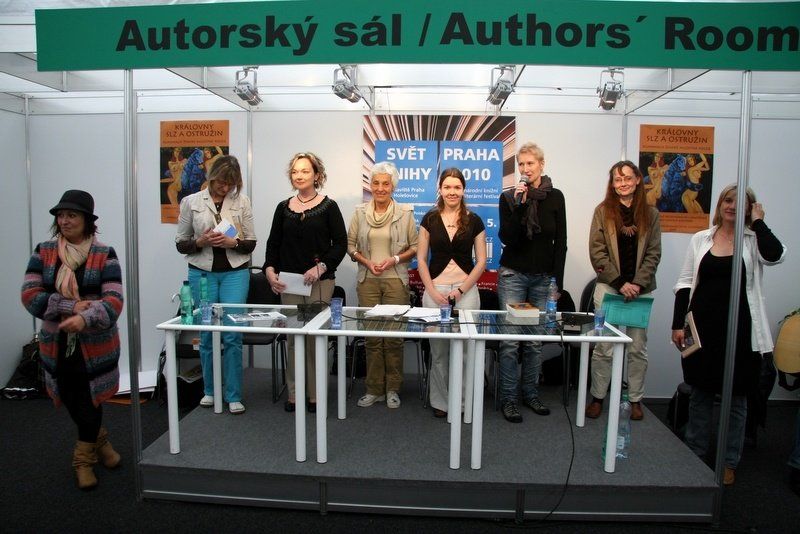 Královny slz a ostružin - autorská čtení, Svět knihy 2010 Praha (14.5.2010) (foto Klára Smílková) / zleva: A. Geislerová Šeflová, L. Romanská, S. Vinklerová, M. Štěpitová-Klaučo, M. Rysová, S. Lauerová, I. Hanušová, K. Pokorná