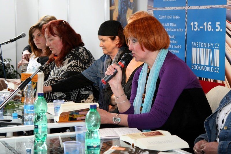 Královny slz a ostružin - autorská čtení, Svět knihy 2010 Praha (15.5.2010) (foto Klára Smílková) / zleva: Martina Boková, Zora Šimůnková, Alena Vávrová, Jarmila Moosová