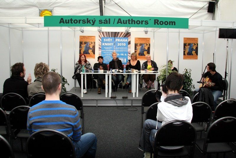 Královny slz a ostružin - autorská čtení, Svět knihy 2010 Praha (16.5.2010) (foto Klára Smílková) / zleva: Zora Šimůnková, Jana Jirásková, Sylva Lauerová, Kateřina Pokorná, Johanna Lee Fialová, Eva Košinská