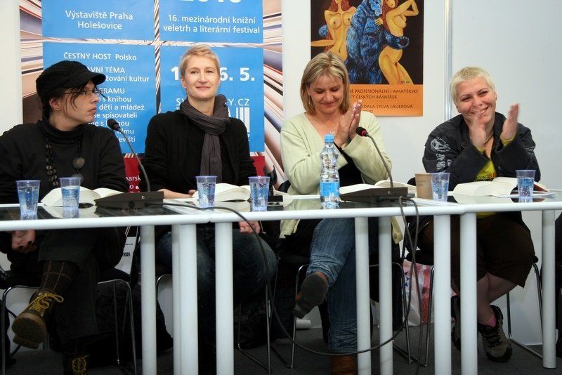 Královny slz a ostružin - autorská čtení, Svět knihy 2010 Praha (16.5.2010) (foto Klára Smílková) / zleva: Jana Jirásková, Sylva Lauerová, Kateřina Pokorná, Johanna Lee Fialová