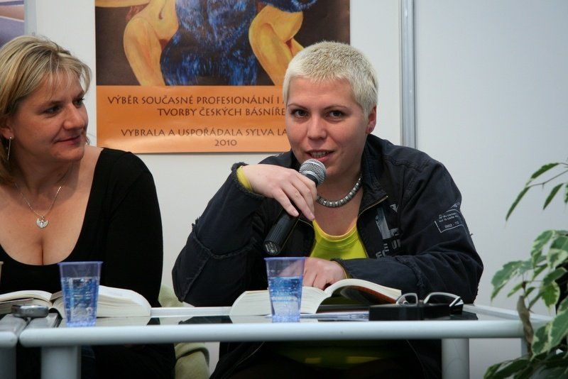 Královny slz a ostružin - autorská čtení, Svět knihy 2010 Praha (16.5.2010) (foto Klára Smílková) / Kateřina Pokorná, Johanna Lee Fialová