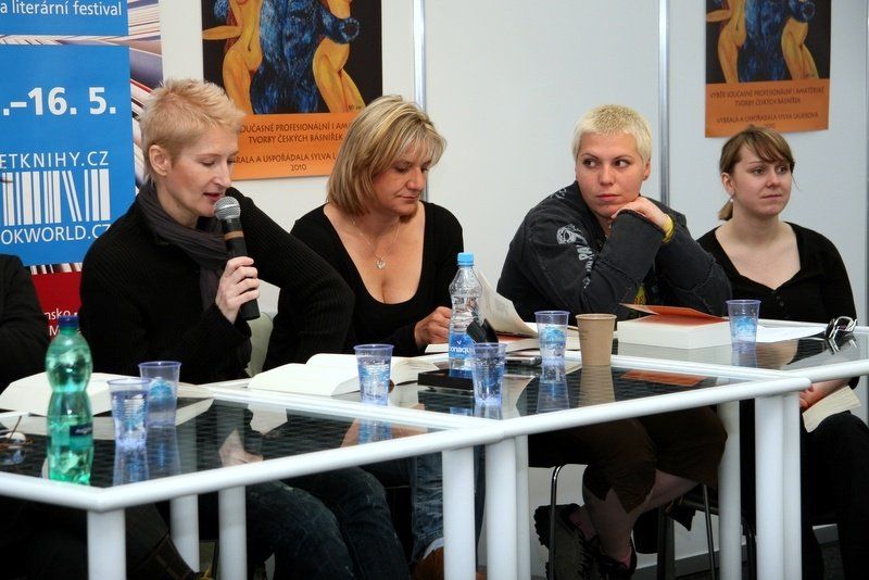 Královny slz a ostružin - autorská čtení, Svět knihy 2010 Praha (16.5.2010) (foto Klára Smílková) / zleva: Sylva Lauerová, Kateřina Pokorná, Johanna Lee Fialová, Eva Košinská