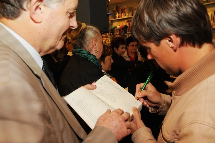 The Queens of Blackberries and Tears - book signing event, Brno (photo: Zbynek Maderyc)