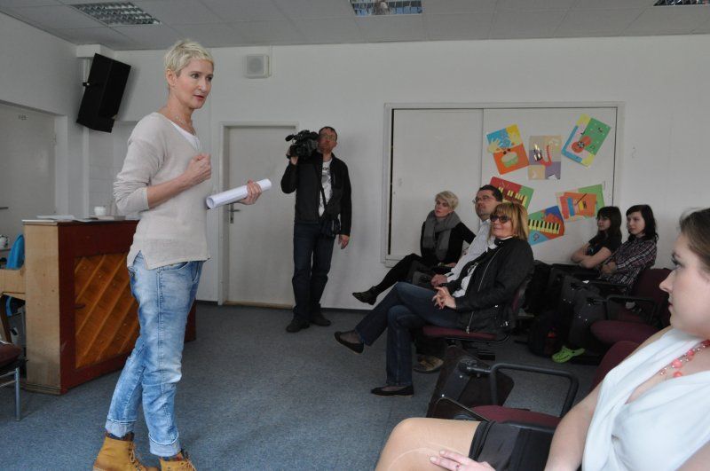 Sylva Lauerová na přednášce na GJBI