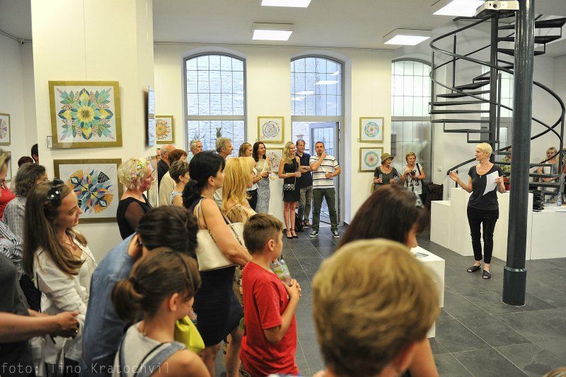 Sylva Lauerová při zahájení výstavy Mandal Kateřiny Petříkové