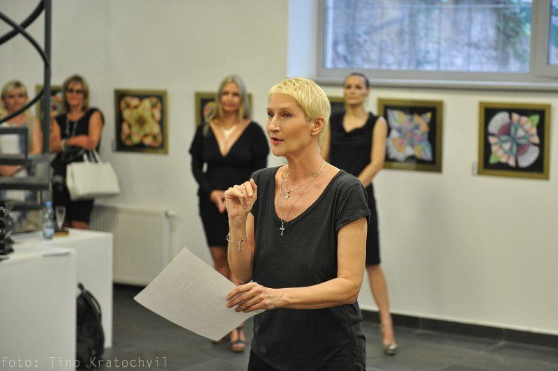 Sylva Lauerová při zahájení výstavy Mandal Kateřiny Petříkové