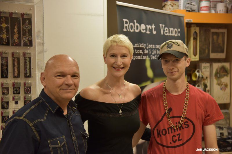 Sylva Lauerová s kreslířem Jiřím Cardou a Janem Holečkem, šéfblogerem portálu komiks.cz