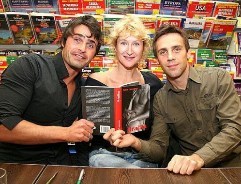 Hračka - autogramiáda Brno - spisovatelka Sylva Lauerová s Romanem Vojtkem a Mirkem Šimůnkem (foto: Klára Smílková)