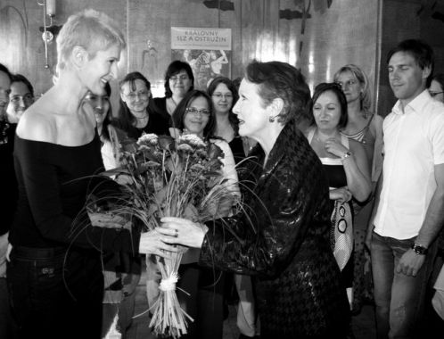 Křest Královen slz a ostružin - Sylva Lauerová s Hanou Maciuchovou, Romanem Vojtkem a básnířkami (foto: Klára Smílková)