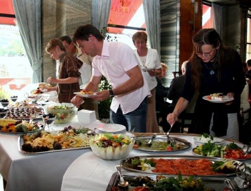 Křest Královen slz a ostružin - pro hosty křtu byl připraven poetický raut s ostružinami... (foto: Klára Smílková)