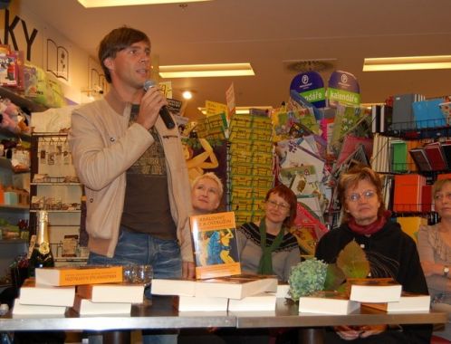 Královny slz a ostružin - brněnský křest a autogramiáda: kmotr Roman Vojtek popřál knize mnoho nadšených čtenářů