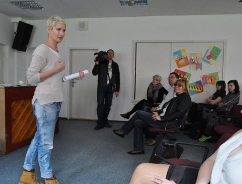 Sylva Lauerová during her experimental poetry lecture at GJBI
