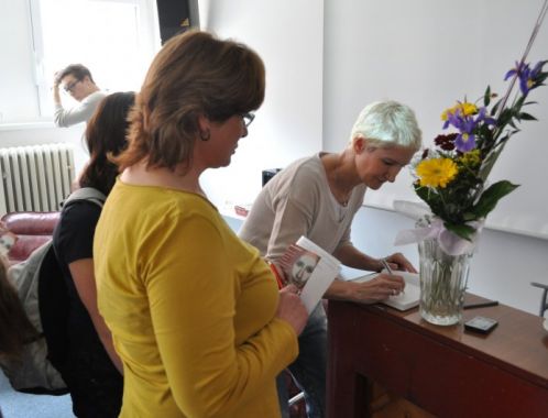 Sylva Lauerová during her experimental poetry lecture at GJBI