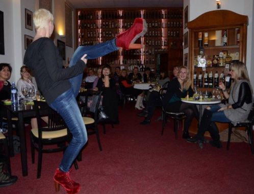 Sylva Lauerová v Dámském klubu Akademické kavárny v Brně