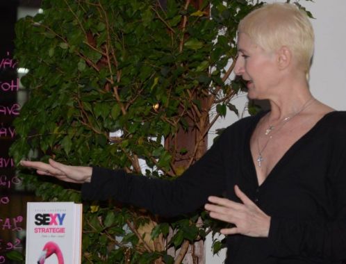 Sylva Lauerová v Dámském klubu Akademické kavárny v Brně