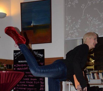 Sylva Lauerová v Dámském klubu Akademické kavárny v Brně