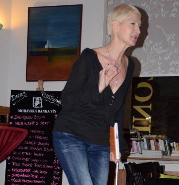 Sylva Lauerová v Dámském klubu Akademické kavárny v Brně